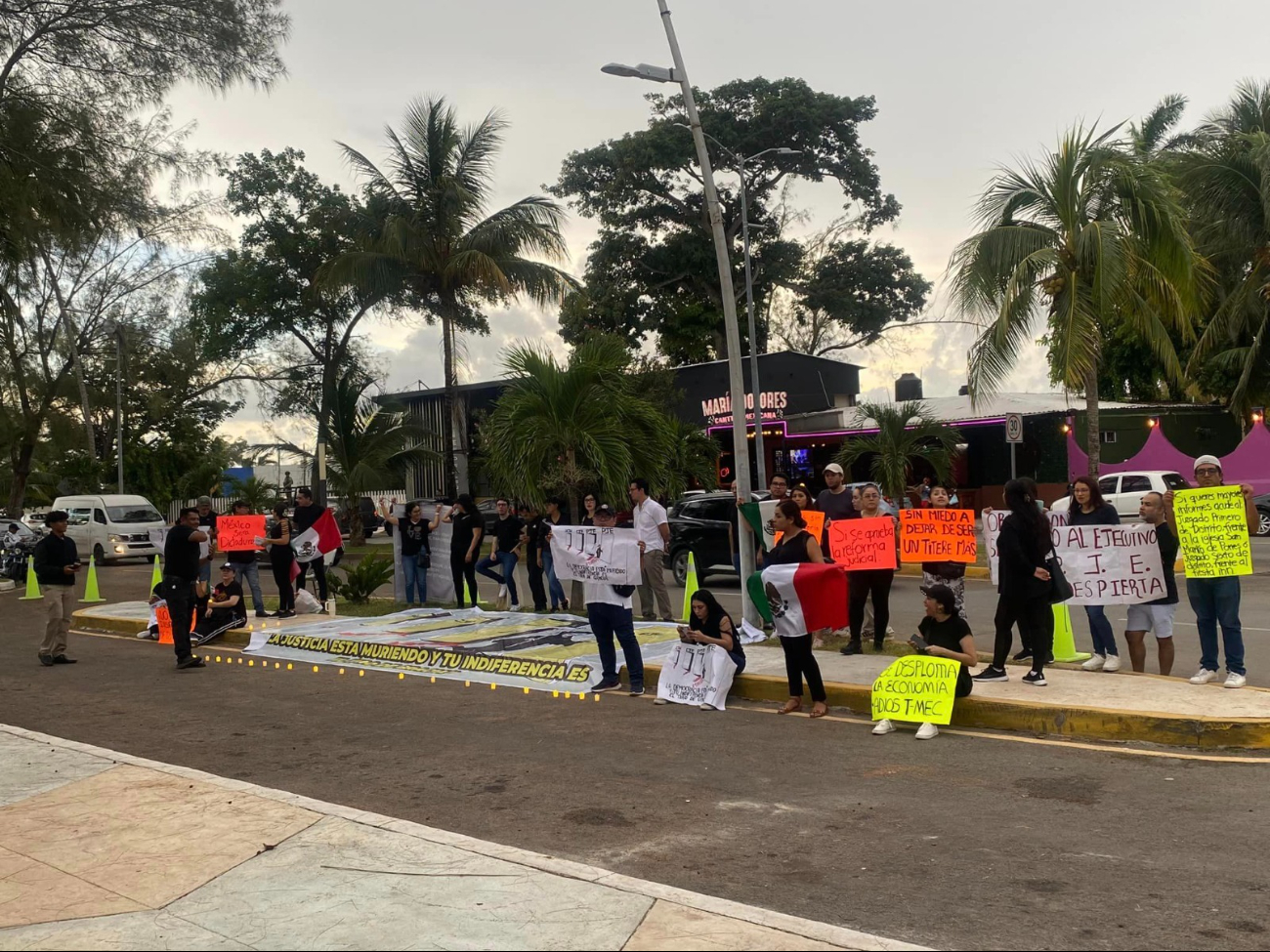 Los manifestantes informaron a la ciudadanía sobre la reforma judicial y sus motivos de protesta. Los manifestantes informaron a la ciudadanía sobre la reforma judicial y sus motivos de protesta.