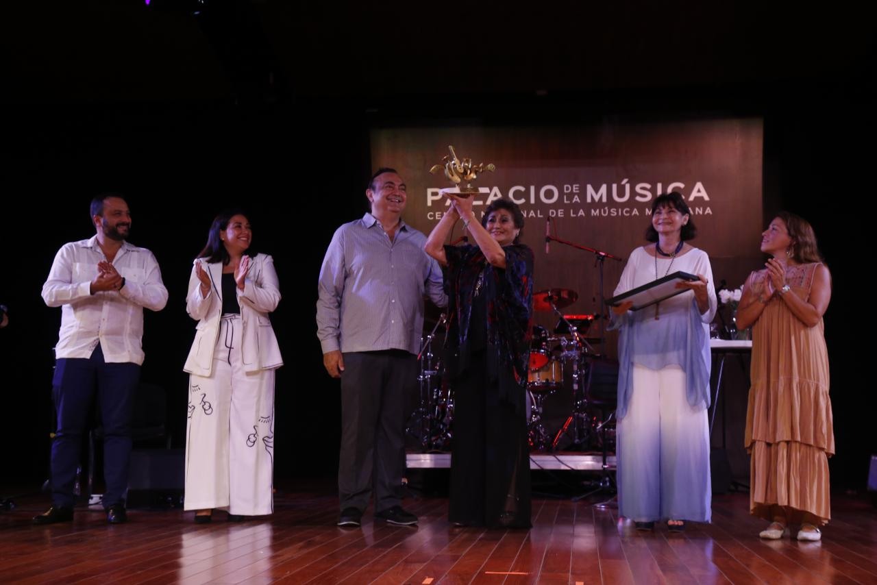 María Medina Hadad fue condecorada en Mérida María Medina Hadad fue condecorada en Mérida