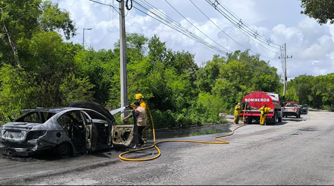 Otro incendio se reportó en Cancún, ahora en un auto, el cual fue consumido por el fuego Otro incendio se reportó en Cancún, ahora en un auto, el cual fue consumido por el fuego