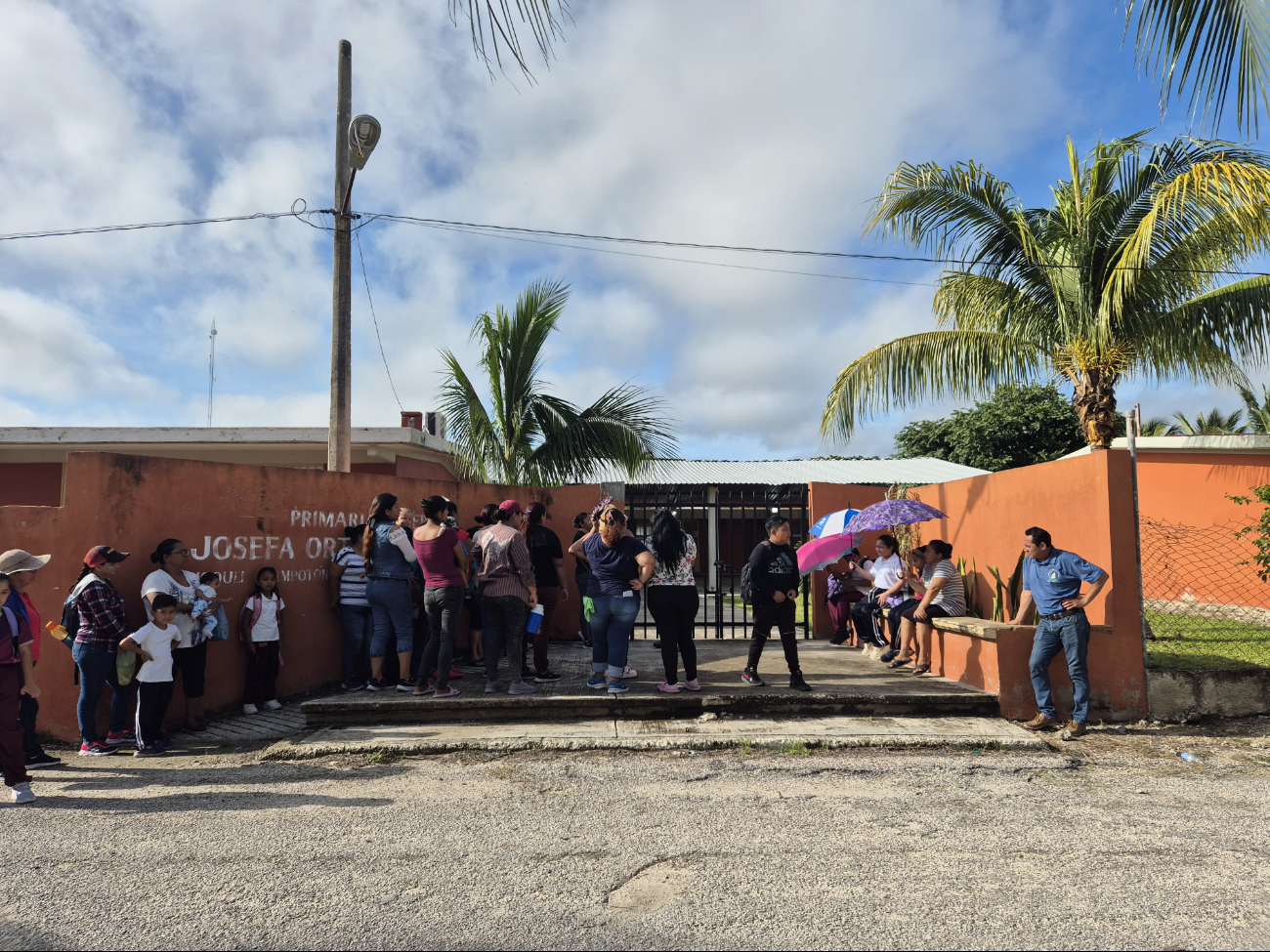 Padres exigen destitución de director de escuela en Champotón; no enseña y mezcla grados, acusan