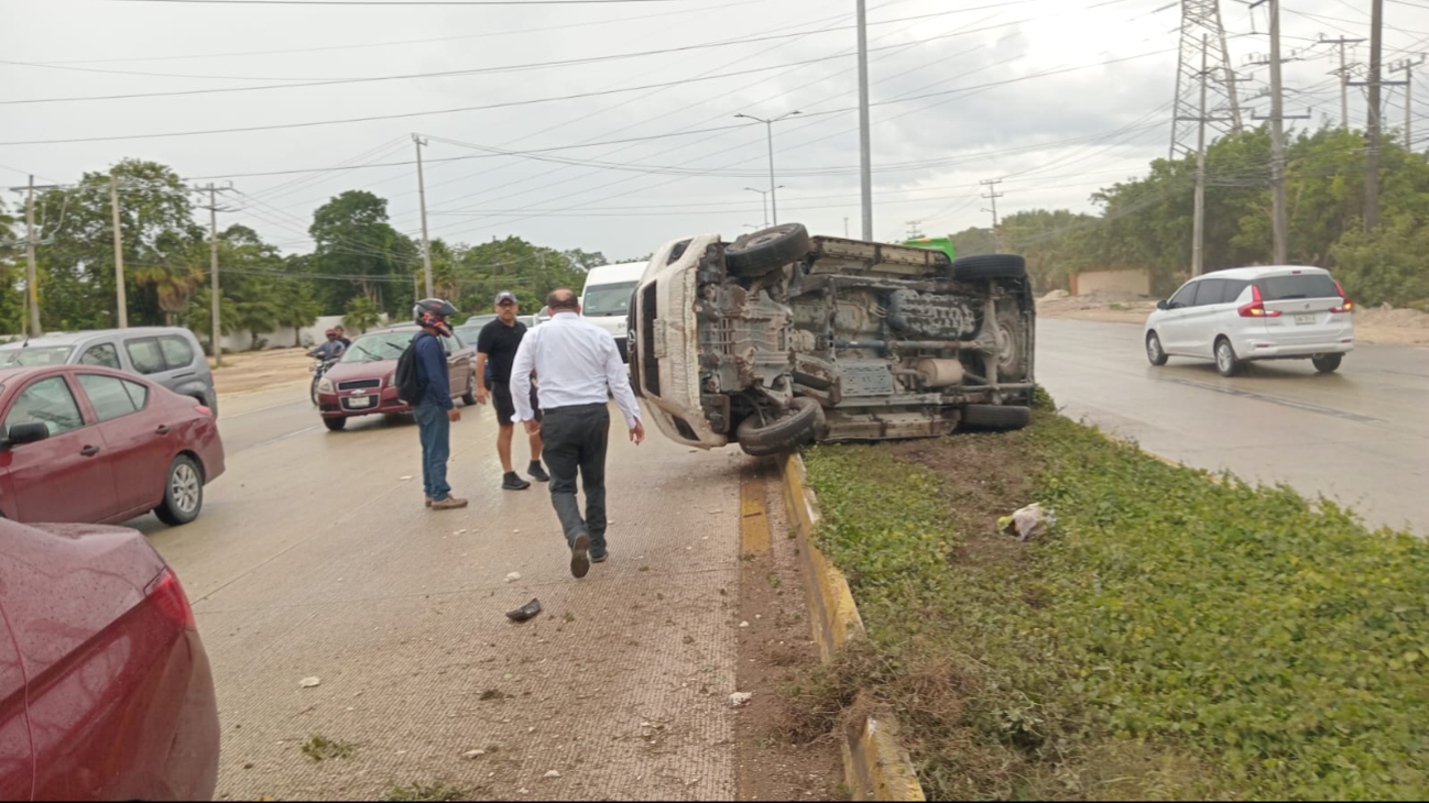 Por la lluvia conductores pierden el control y protagonizan accidentes en Cancún Por la lluvia conductores pierden el control y protagonizan accidentes en Cancún