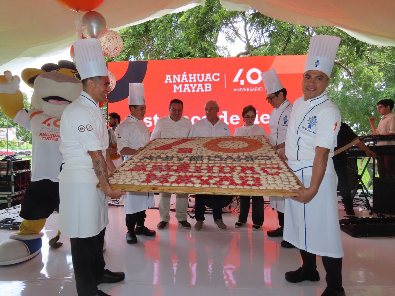 Se tuvo un pastel por el aniversario 40 de la Universidad Anáhuac Mayab de Mérida