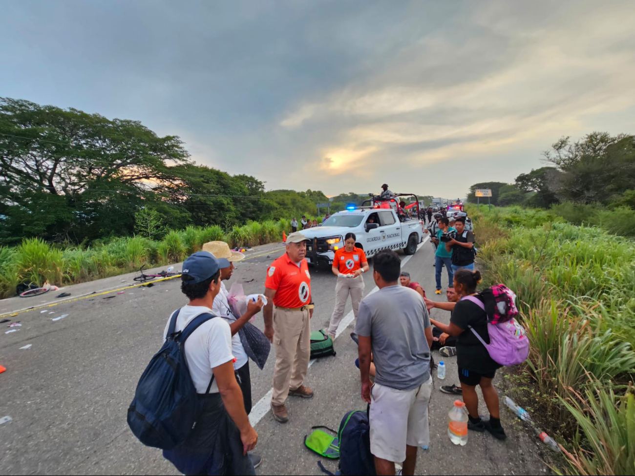 Un vehículo arrolló a una caravana de migrantes, resultando en tres muertos y 17 heridos. Un vehículo arrolló a una caravana de migrantes, resultando en tres muertos y 17 heridos.