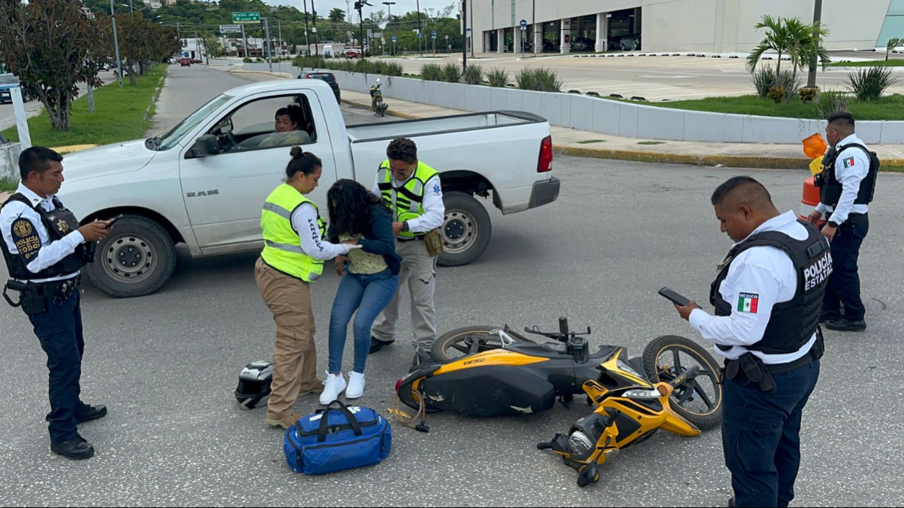 Una mujer resultó herida al ser embestida por una camioneta en el malecón de Campeche. Una mujer resultó herida al ser embestida por una camioneta en el malecón de Campeche.