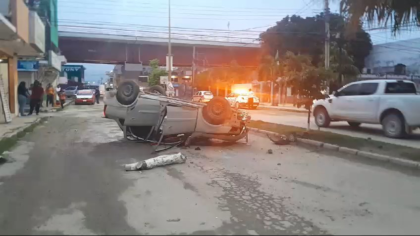 Vuelca ebrio conductor en la Avenida Héctor Pérez Martínez, en Escárcega