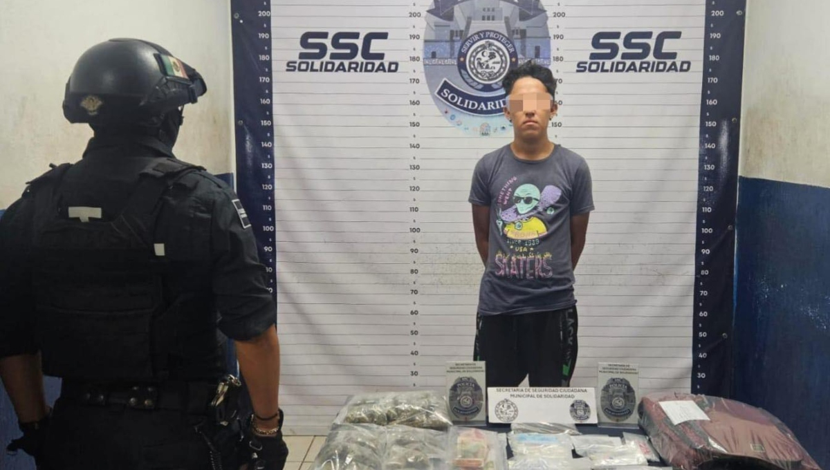 El hombre tenía varias dosis de drogas en una mochila El hombre tenía varias dosis de drogas en una mochila