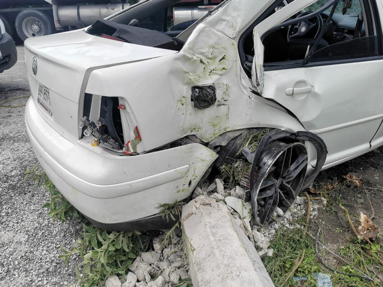 El incidente ocurrió en el kilómetro 18 cuando el neumático trasero derecho del vehículo explotó, haciendo que el conductor perdiera el control. El incidente ocurrió en el kilómetro 18 cuando el neumático trasero derecho del vehículo explotó, haciendo que el conductor perdiera el control.
