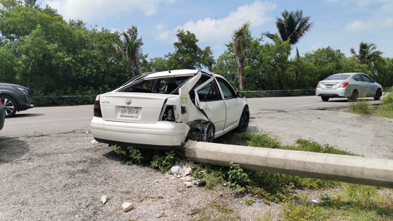 Una familia procedente de Cancún salvó su vida al chocar de reversa contra un poste de concreto en la carretera Carmen-Puerto Real Una familia procedente de Cancún salvó su vida al chocar de reversa contra un poste de concreto en la carretera Carmen-Puerto Real