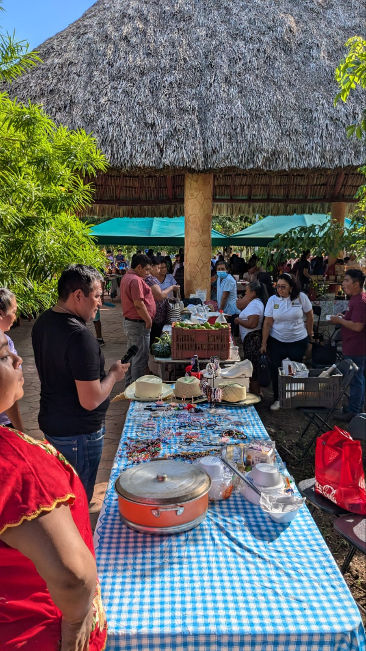 Artesanos  participan en el tianguis agroecológico en José María Morelos
