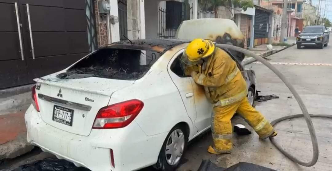 El coche terminó en fierros y cenizas El coche terminó en fierros y cenizas