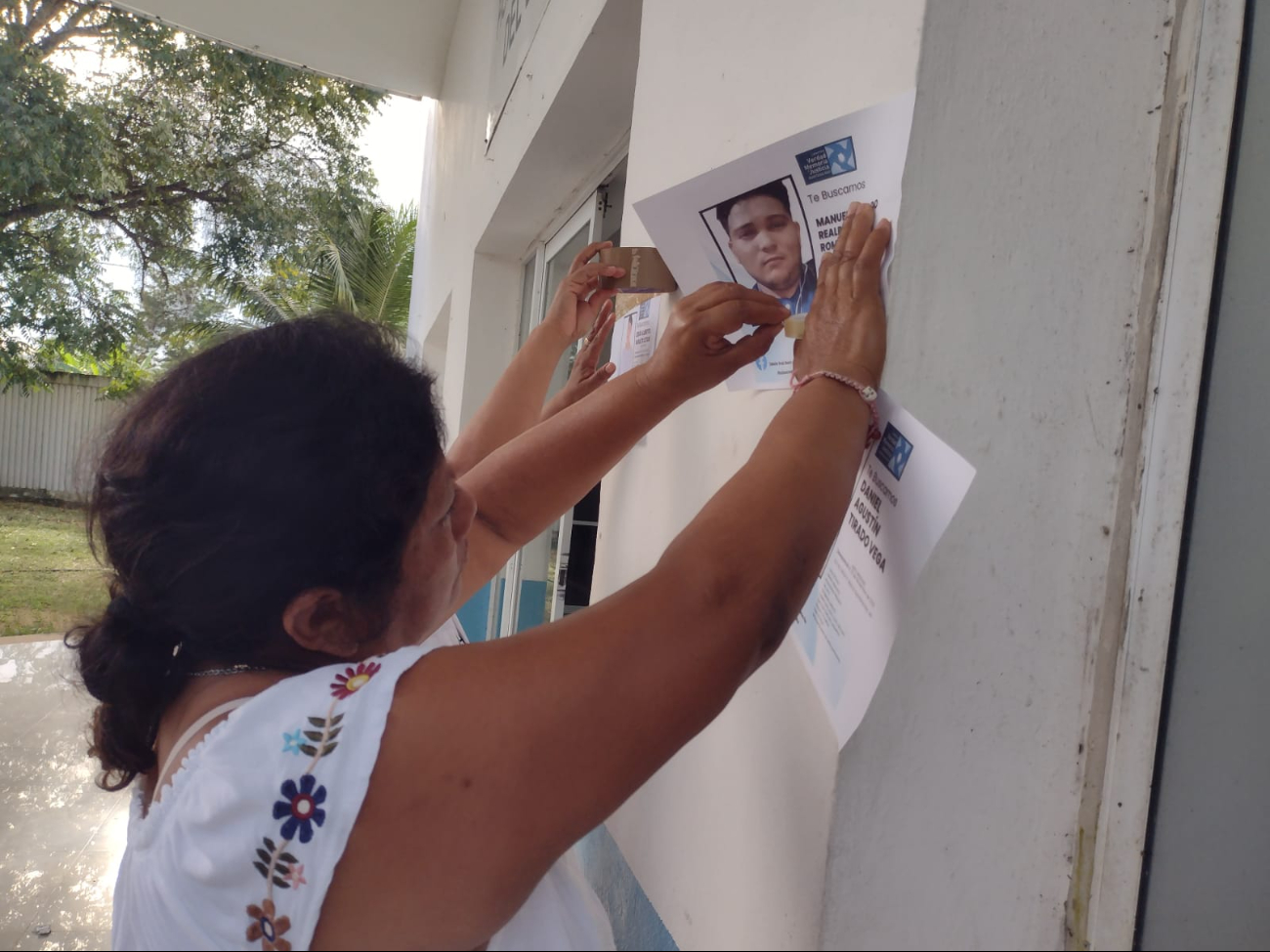 Fichas de búsqueda fueron colocadas en las inmediaciones de la FGE Fichas de búsqueda fueron colocadas en las inmediaciones de la FGE