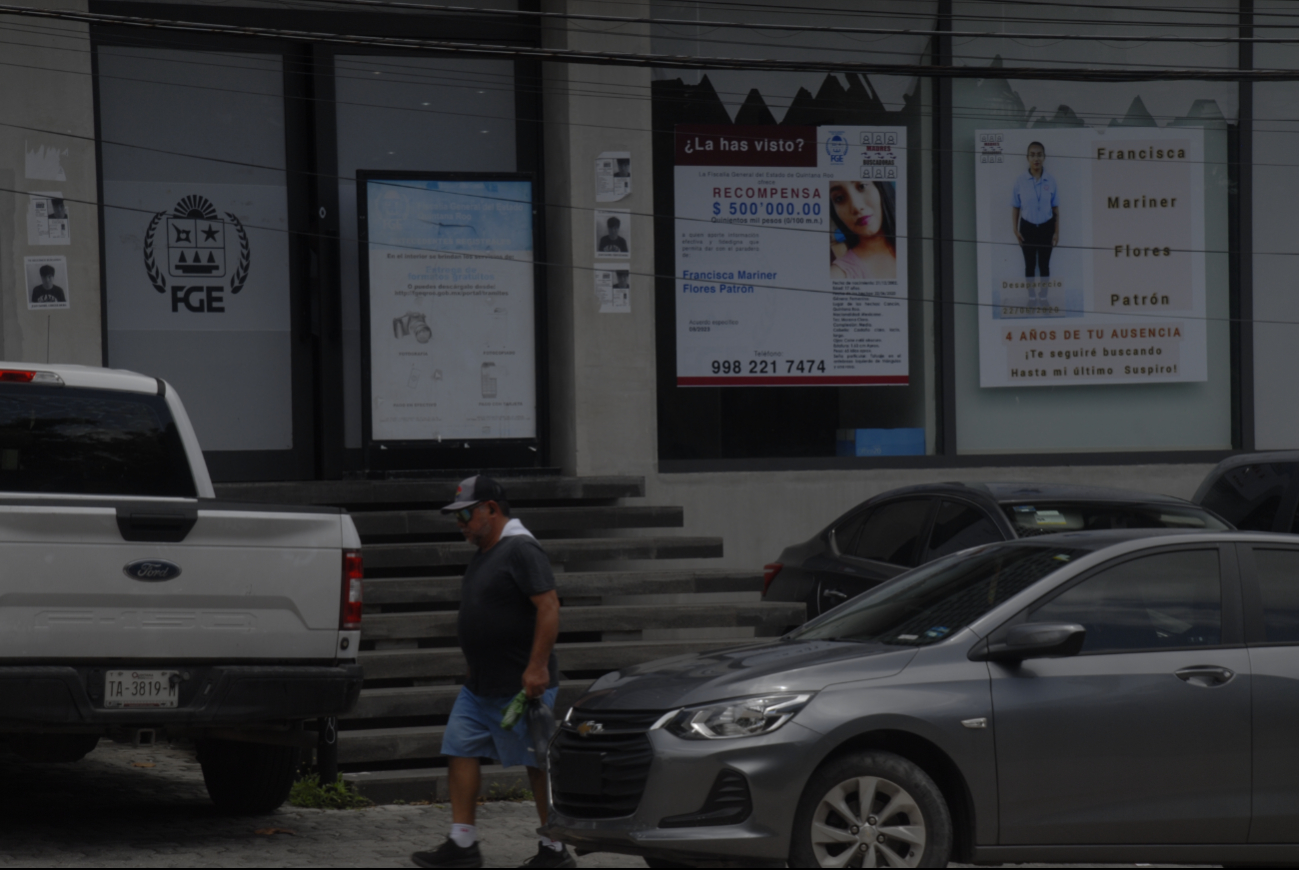 Los familiares pegaron las fichas de búsqueda para sensibilizar a la población Los familiares pegaron las fichas de búsqueda para sensibilizar a la población