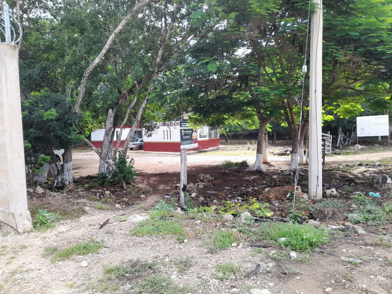 Los malos olores parecen provenir del cementerio del poblado, posiblemente debido a una tumba abierta. Los malos olores parecen provenir del cementerio del poblado, posiblemente debido a una tumba abierta.