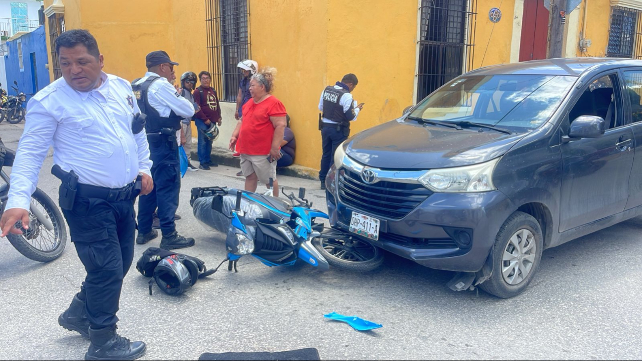 Motociclista termina con raspones tras ser embestido por una camioneta en Campeche 