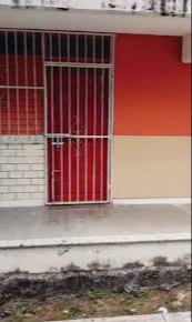 Salones de la escuela están cerrados con candado Salones de la escuela están cerrados con candado