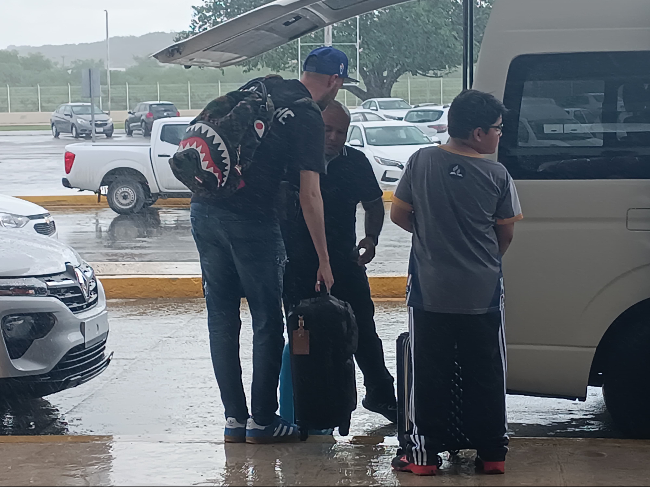 Algunos viajeros aprovecharon las precipitaciones pluviales para tomar fotos, mientras otros se resguardaron.