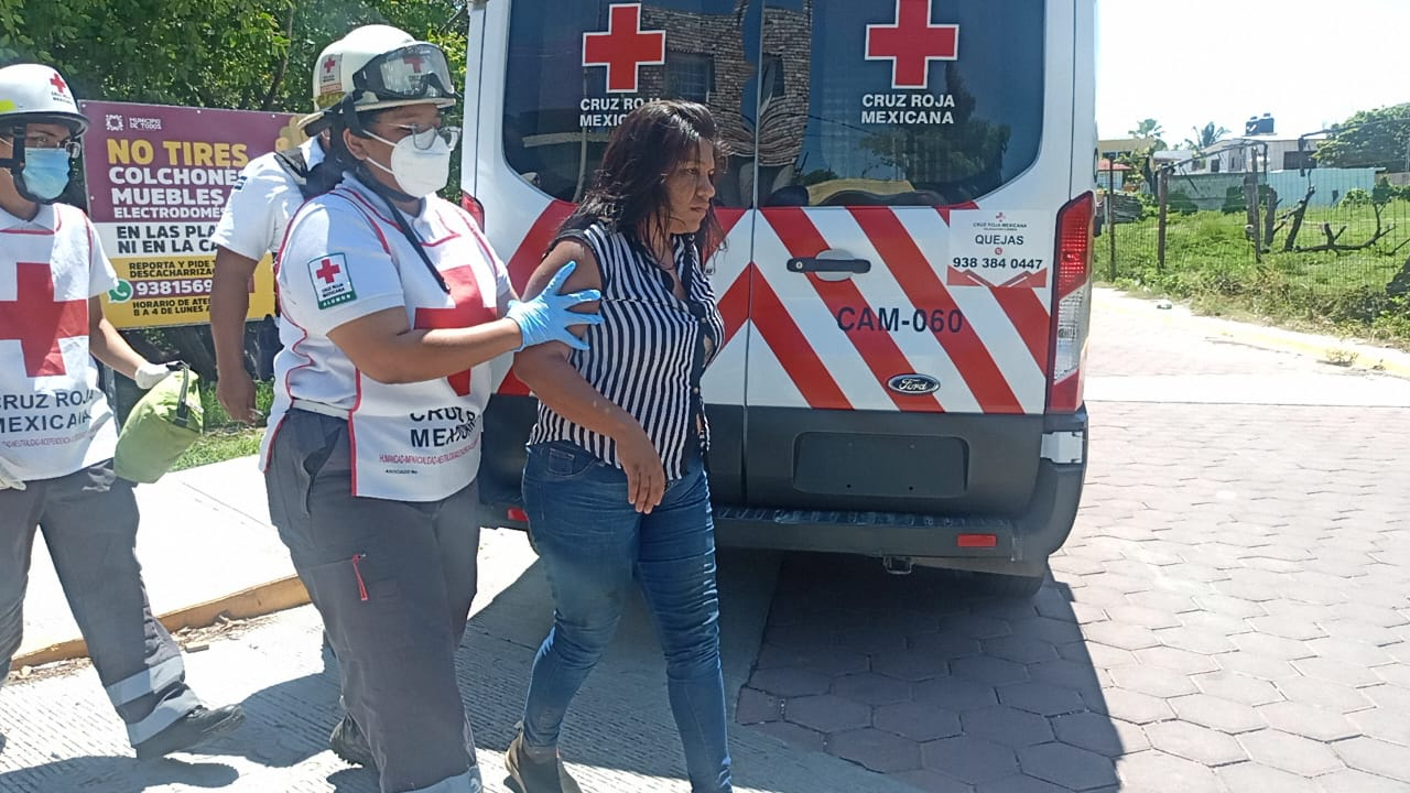 Autoridades atienden reporte de una mujer tirada debajo de un puente en Ciudad del Carmen Autoridades atienden reporte de una mujer tirada debajo de un puente en Ciudad del Carmen