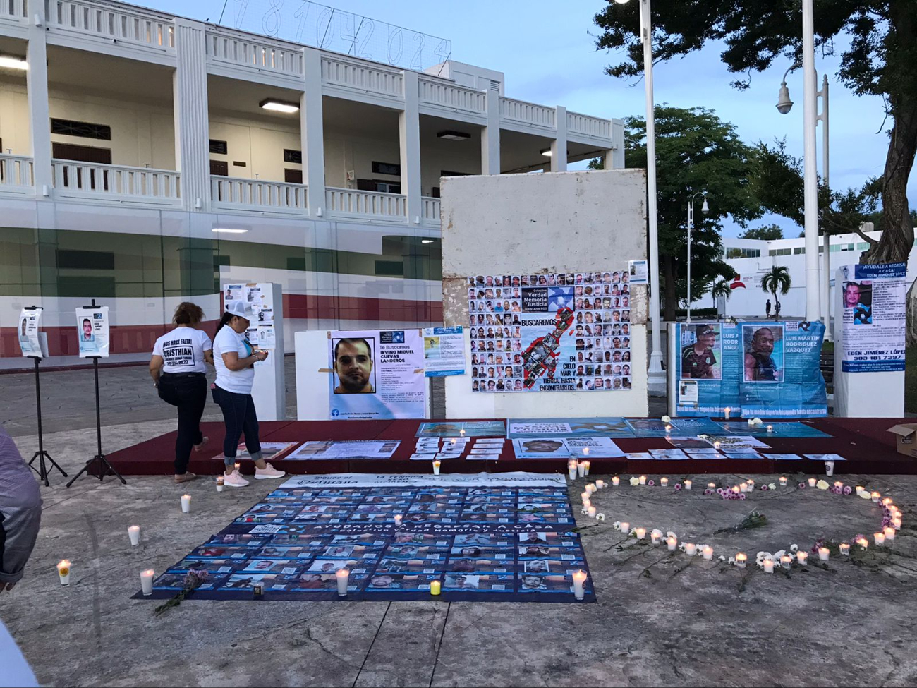 En la capital del estado pegaron las fichas de búsqueda e hicieron un tendedero en la explanada del Palacio de Gobierno
