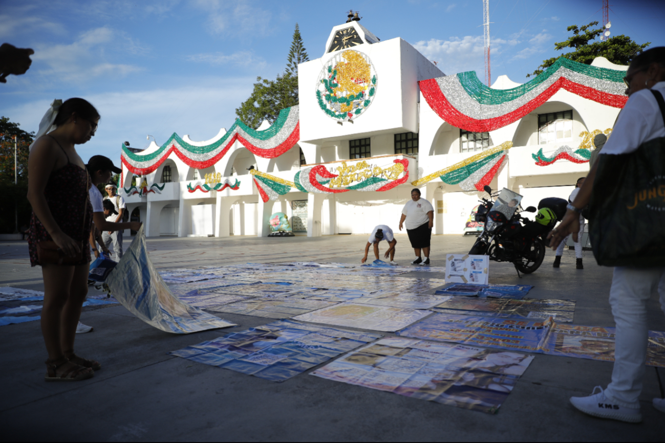 Familiares de personas desaparecidas, extendieron lonas con fichas de búsqueda Familiares de personas desaparecidas, extendieron lonas con fichas de búsqueda