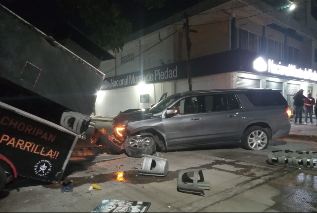 Un joven estrelló su Suburban y dejó pérdidas por más de 250 mil pesos Un joven estrelló su Suburban y dejó pérdidas por más de 250 mil pesos