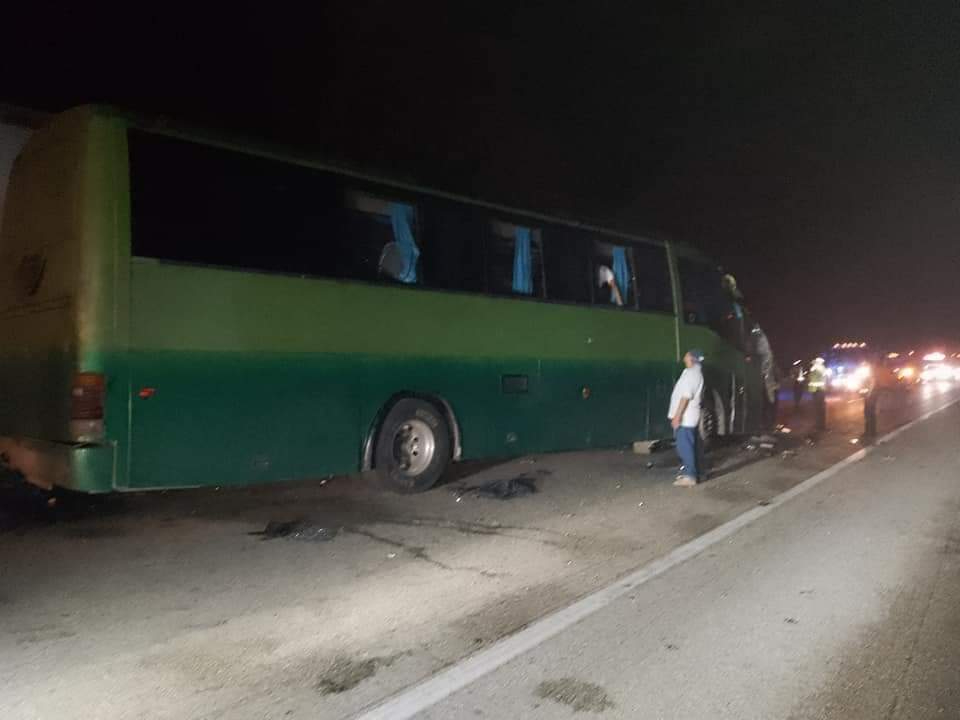 Al parecer el autobús invadió el carril contrario Al parecer el autobús invadió el carril contrario
