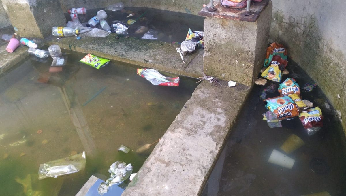 Denuncian foco de infección en base subterránea de antiguo obelisco en Hopelchén