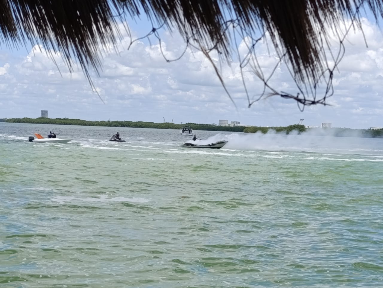 Se incendia embarcación en Cancún, tras quemarse un contenedor de gasolina en muelle de la Marina   