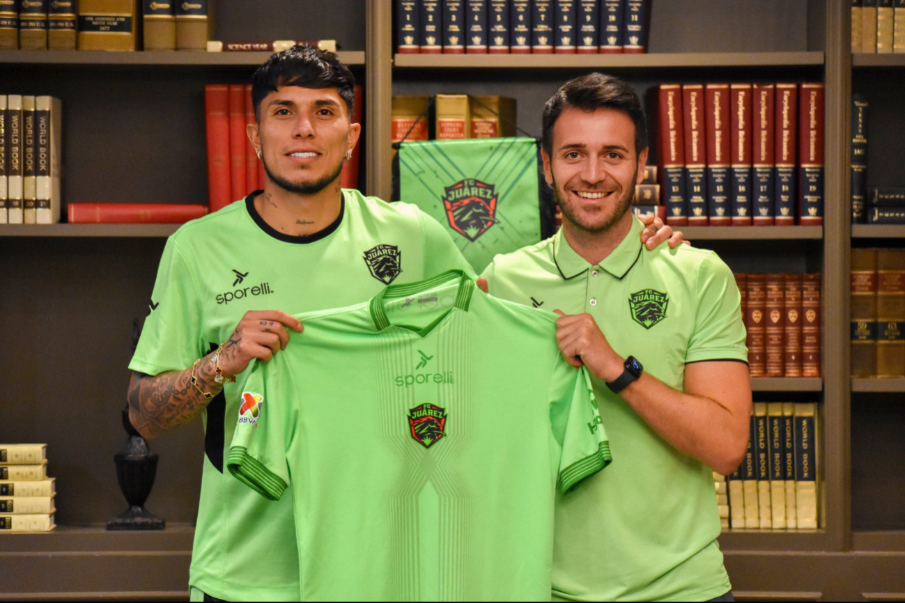 Carlos Salcedo posando con la camiseta de FC Juárez tras anunciarse su regreso al club para la temporada 2024.