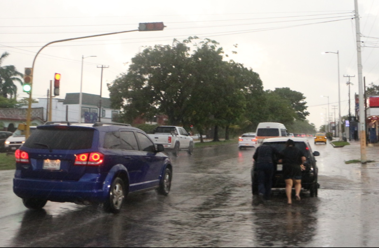 Como consecuencia de las lluvias registradas la tarde de ayer,varios autos quedaron varados Como consecuencia de las lluvias registradas la tarde de ayer,varios autos quedaron varados