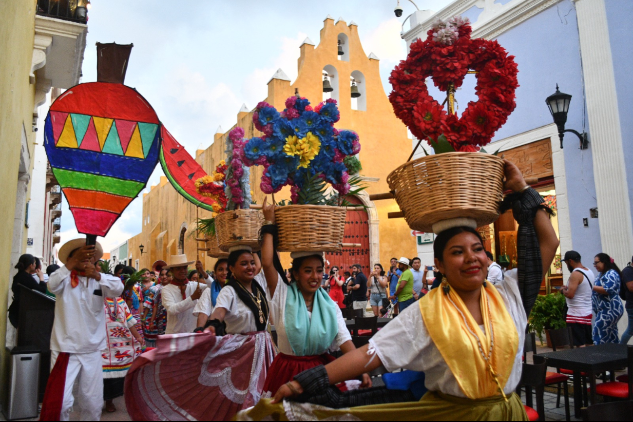 Esta celebración, que marca la bienvenida a La Guelaguetza partió de la Puerta de Tierra Esta celebración, que marca la bienvenida a La Guelaguetza partió de la Puerta de Tierra