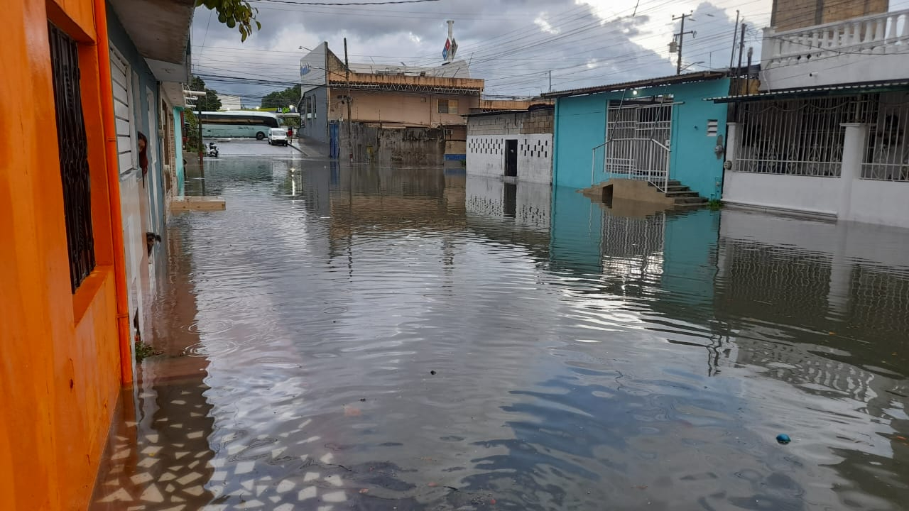 Importantes avenidas de Cancún, repletas de agua de lluvia Importantes avenidas de Cancún, repletas de agua de lluvia