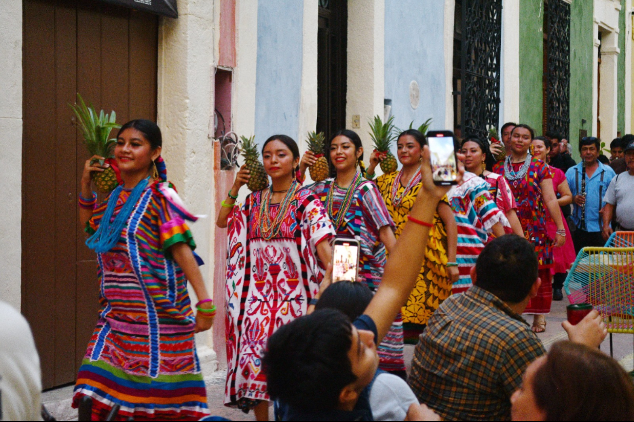 La Guelaguetza deleitó al público. La Guelaguetza deleitó al público.
