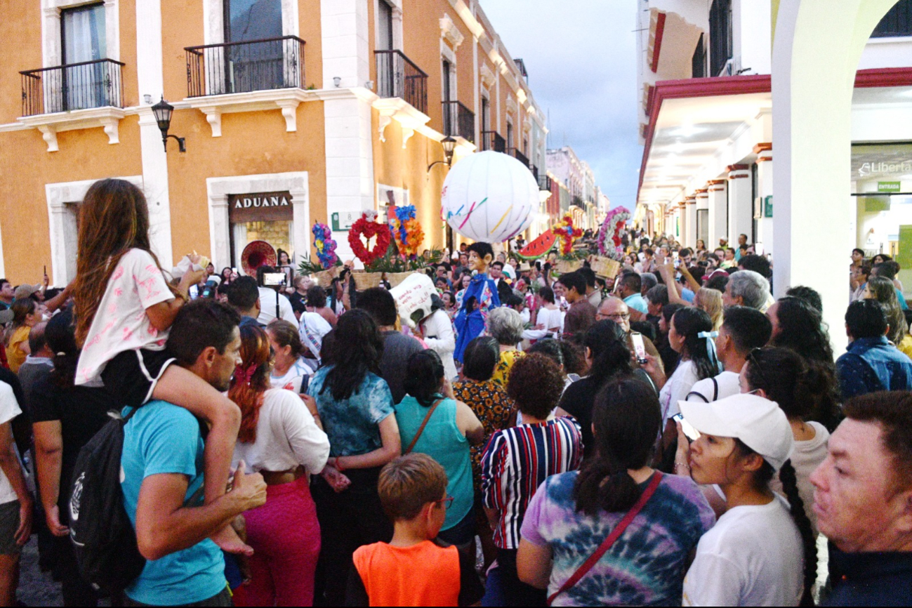 Los oaxaqueños, desde niños, jóvenes y adultos, ataviados con vistosos trajes de colores Los oaxaqueños, desde niños, jóvenes y adultos, ataviados con vistosos trajes de colores