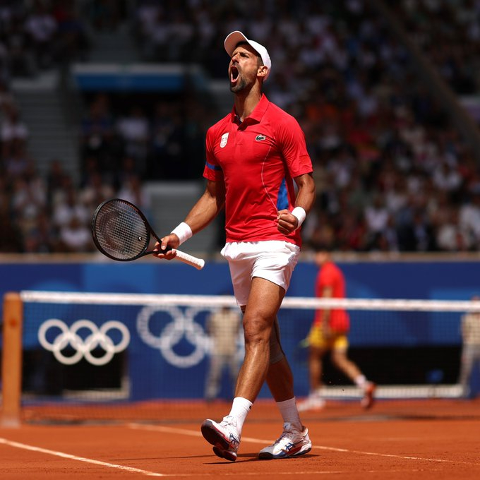Novak Djokovic celebrando su victoria y medalla de oro olímpica tras vencer a Carlos Alcaraz en la final de tenis de París 2024.