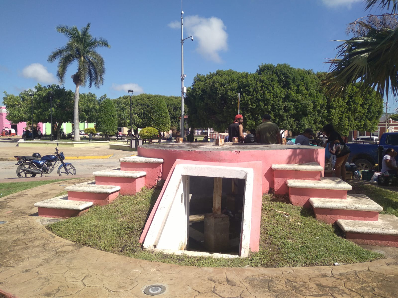 Obelisco situado en el centro de Hopelchén Obelisco situado en el centro de Hopelchén