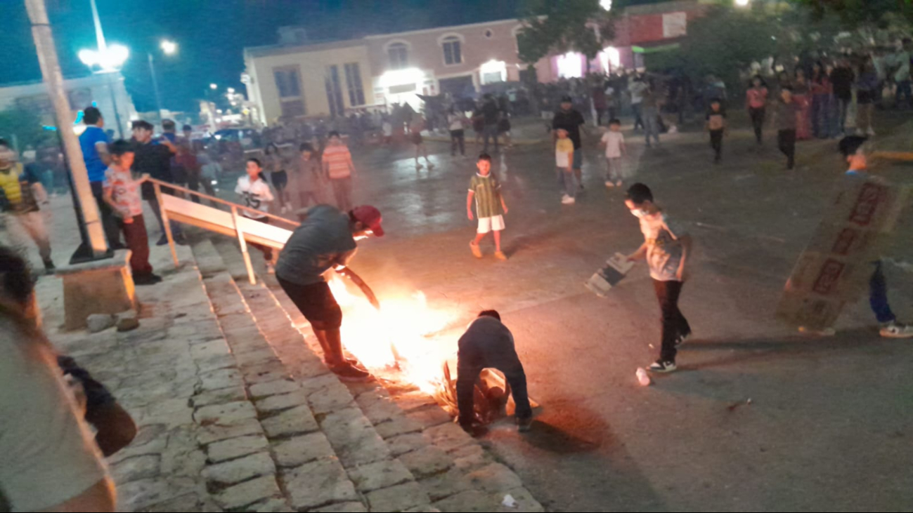 Quema de "toritos" en Dzitbalché  a punto de terminar en incendio 