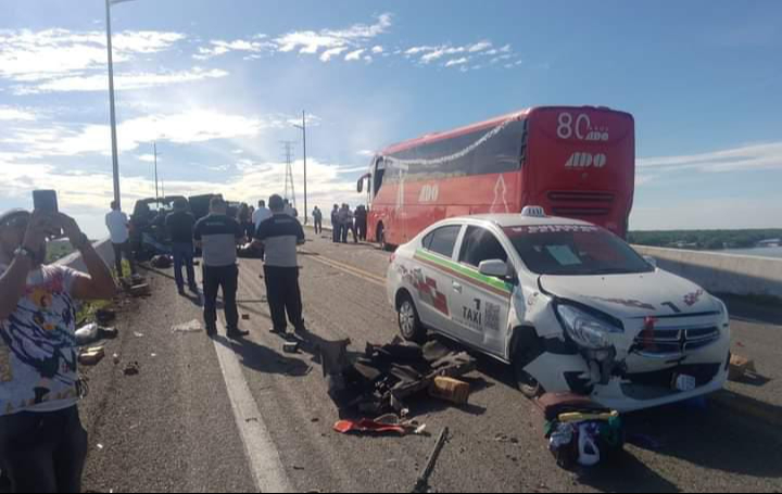 Camioneta intenta dar vuelta prohibida y genera aparatoso choque en Atasta 