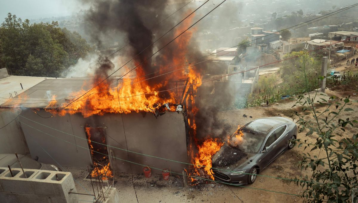 Recarga de vehículo Tesla en poste de luz desata incendio de una casa en Tijuana