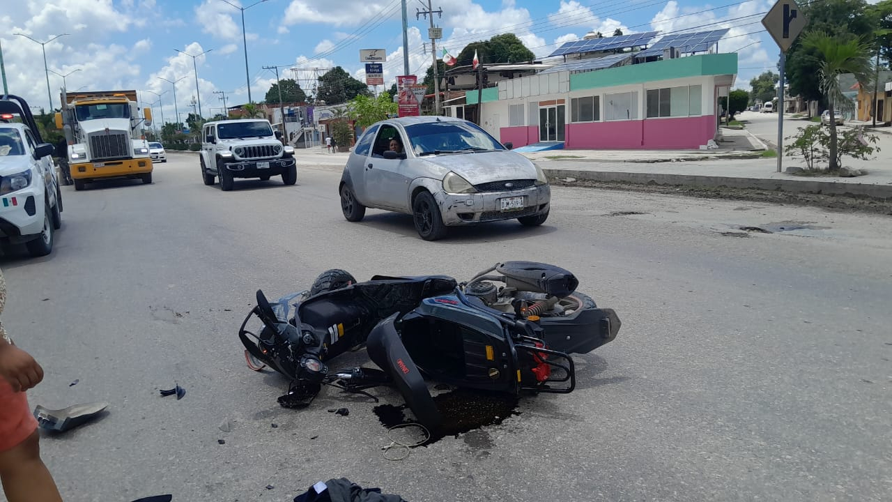 El accidente ocurrió a las 10:00 horas cuando la camioneta invadió el carril contrario y arrolló la motocicleta. El accidente ocurrió a las 10:00 horas cuando la camioneta invadió el carril contrario y arrolló la motocicleta.