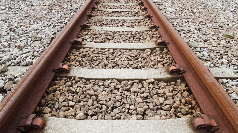 Mujer muere arrollada por un tren luego de sentarse en las vías en Michoacán