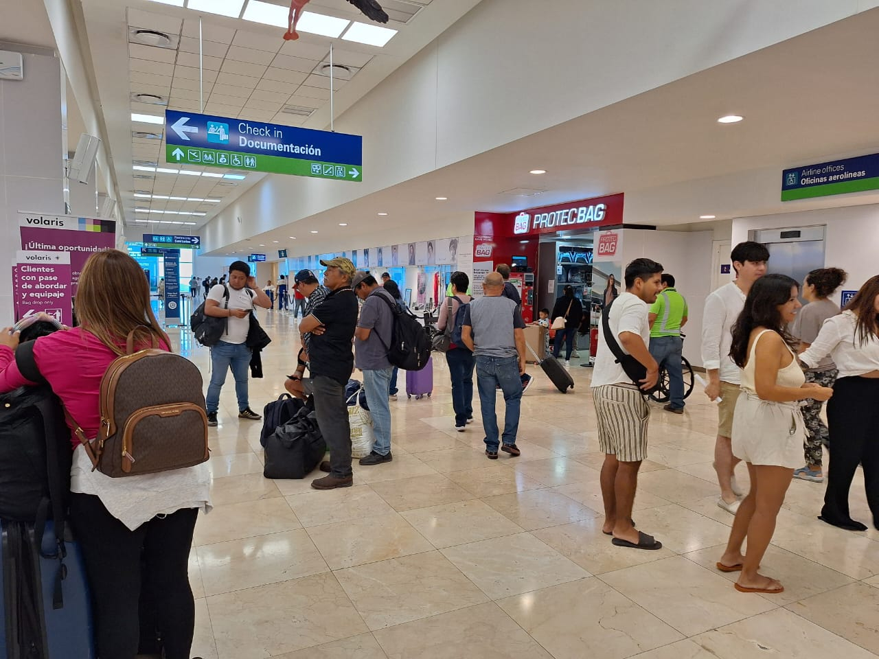 Hay buena afluencia de pasajeros en la terminal aérea Hay buena afluencia de pasajeros en la terminal aérea