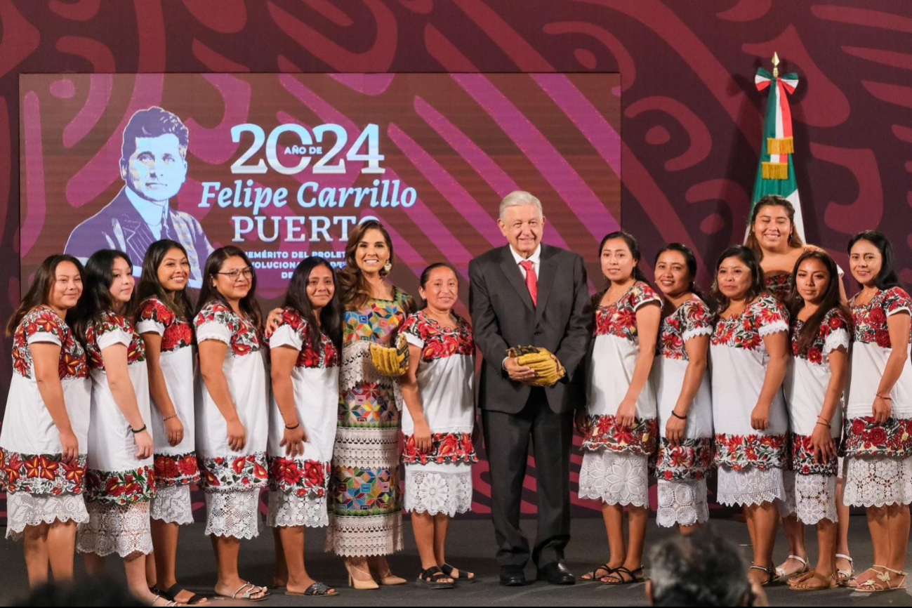Diablillas de Hondzonot asisten a la conferencia de AMLO en Palacio Nacional