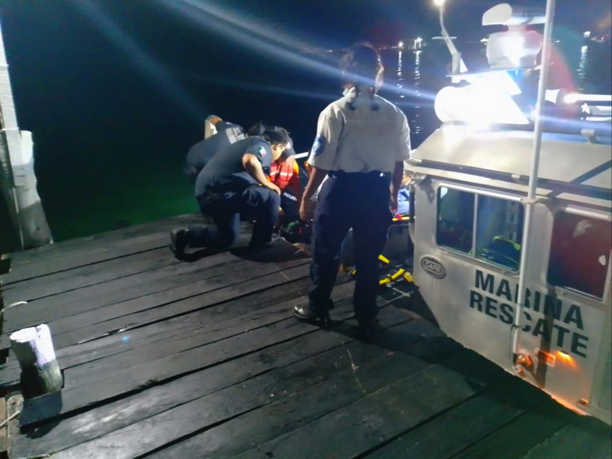 Marina traslada en embarcación a mujer embarazada