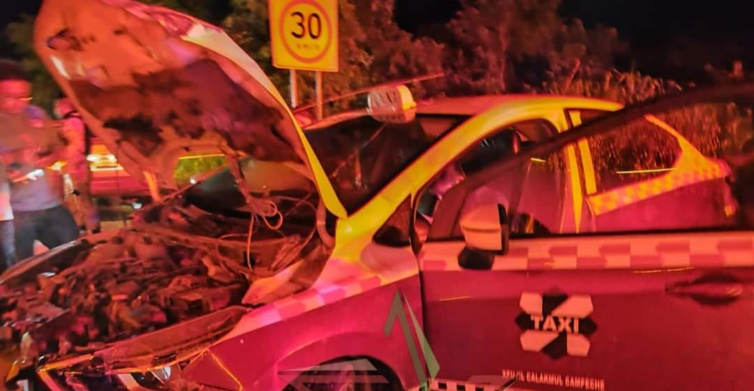 Muere taxista tras impactarse contra tráiler Muere taxista tras impactarse contra tráiler