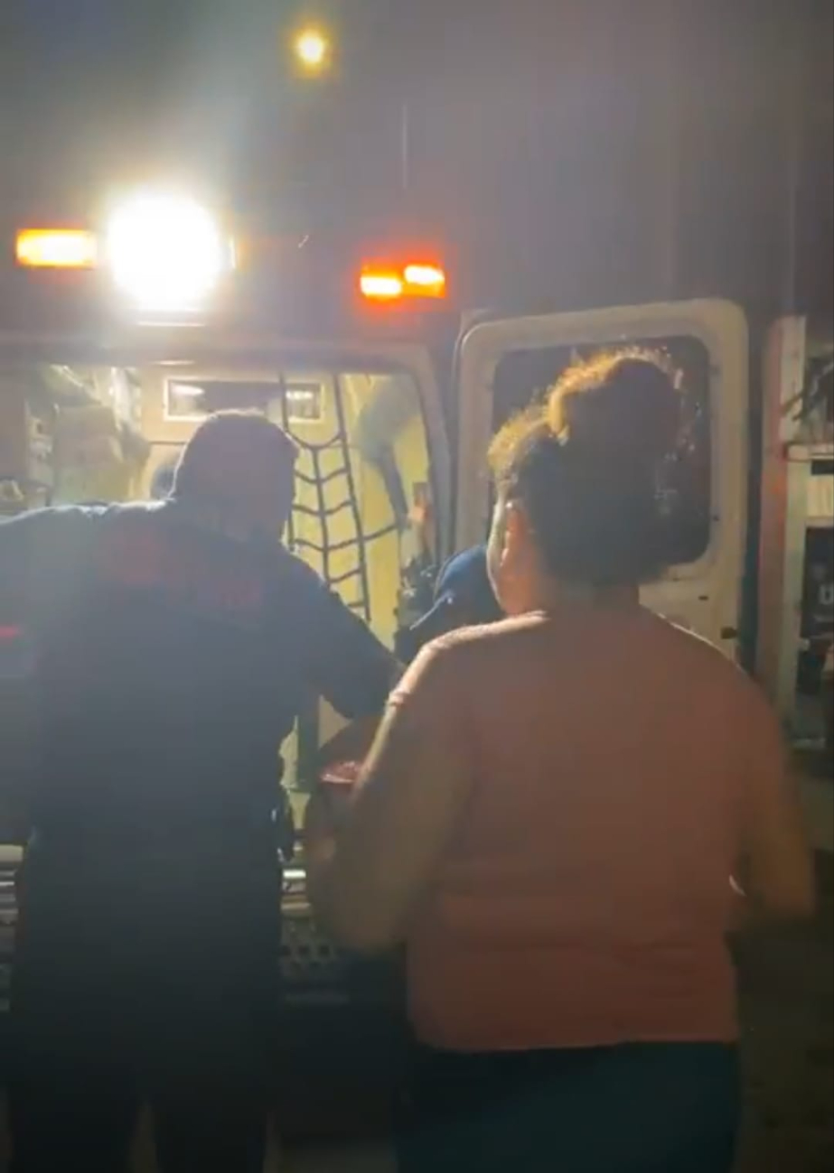 Paramédicos trasladaron al hombre a un hospital Paramédicos trasladaron al hombre a un hospital