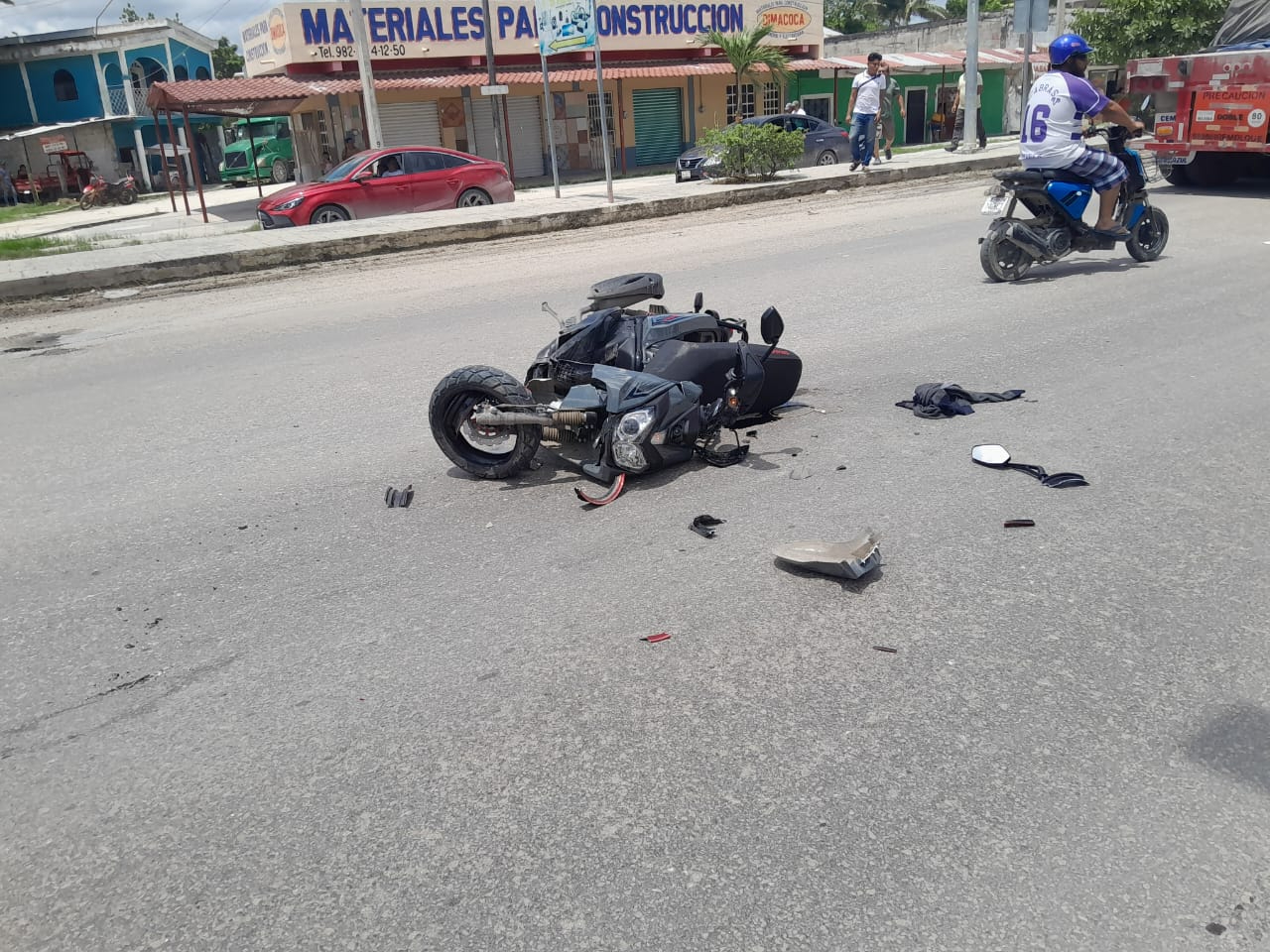 Un joven sufrió escoriaciones tras ser arrollado por una camioneta Chevrolet Silverado en la avenida Justo Sierra Méndez.