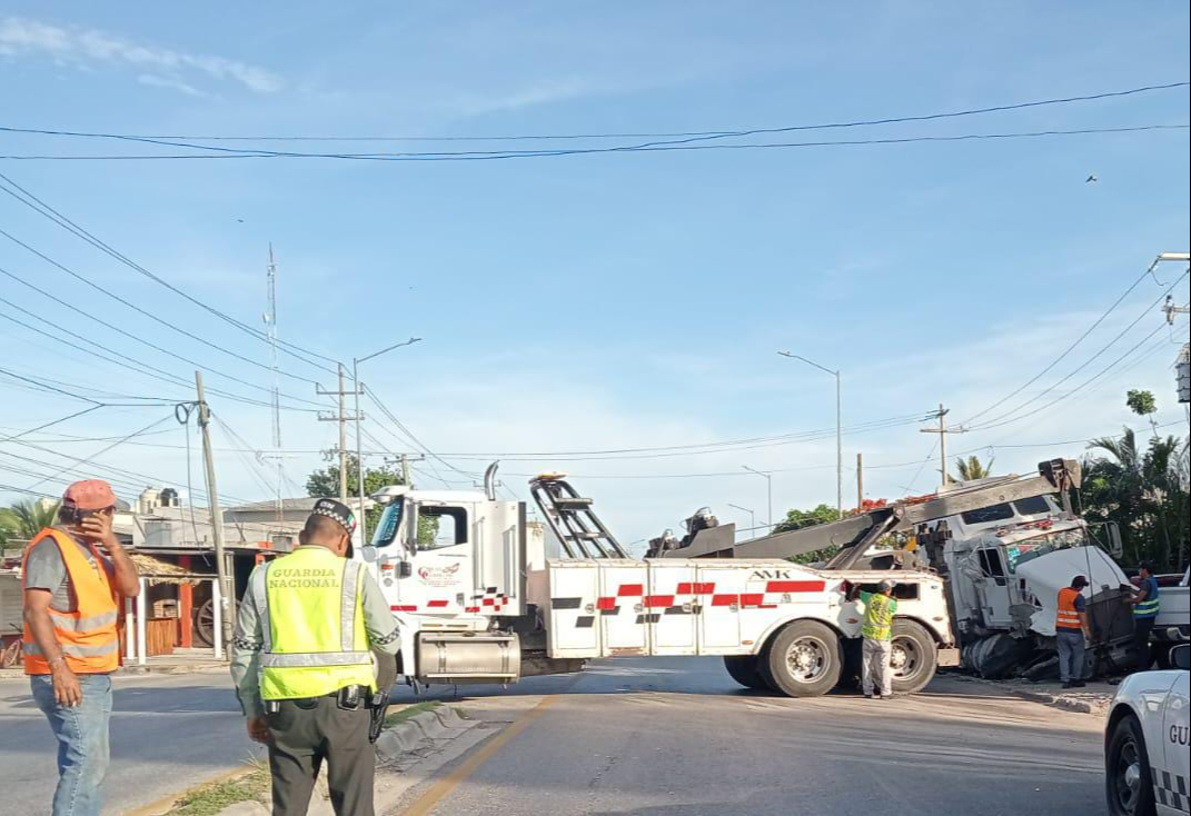 Conductor de tráiler se duerme y sufre aparatoso accidente en Champotón