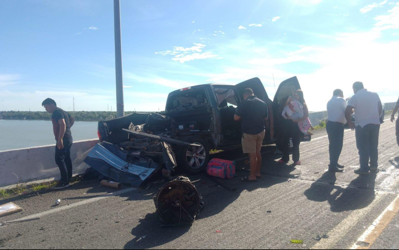 Una camioneta causante del accidente Una camioneta causante del accidente