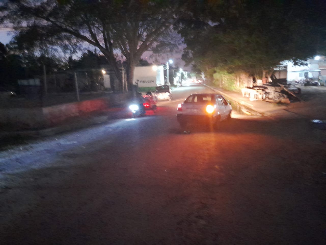 Vecinos y familiares ayudaron al conductor del Chevy, quien decidió retirar su vehículo a su vivienda tras la ausencia de la SPSC. Vecinos y familiares ayudaron al conductor del Chevy, quien decidió retirar su vehículo a su vivienda tras la ausencia de la SPSC.