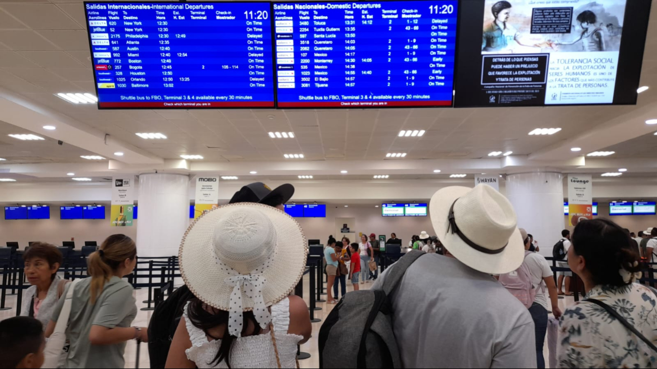 Viajeros en el Aeropuerto Internacional de Cancún Viajeros en el Aeropuerto Internacional de Cancún
